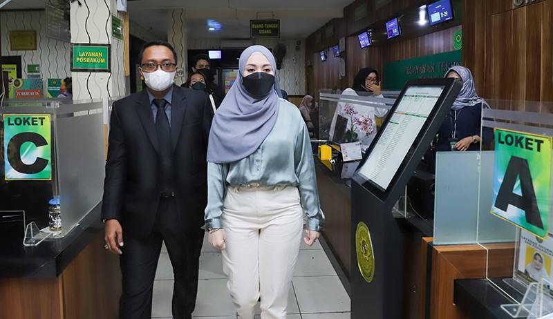Sule dan Natalie Holscher Hadiri Sidang Perdana Kasus Perceraian - Bagian 2