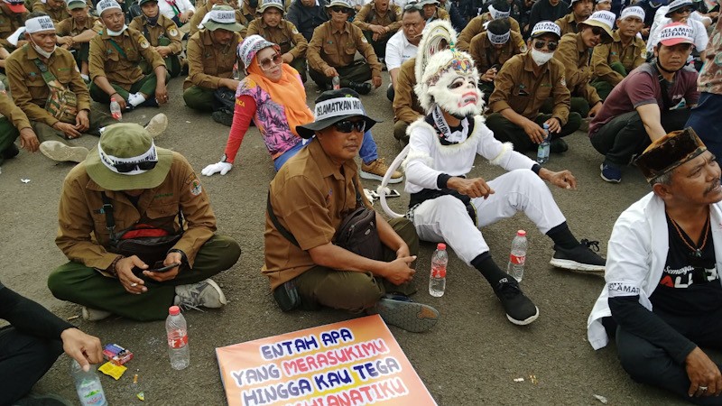 5.000 Karyawan Perhutani Tolak KHDPK - Pengalihan 1,1 juta Hektare Lahan Kemen LHK demi Kelestarian Hutan Jawa - Bagian 1