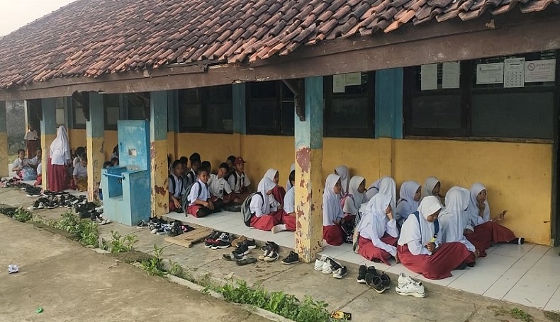 Hari Pertama Sekolah, Murid Medangasem 1 Karawang Belajar di Lantai akibat Kelas Roboh