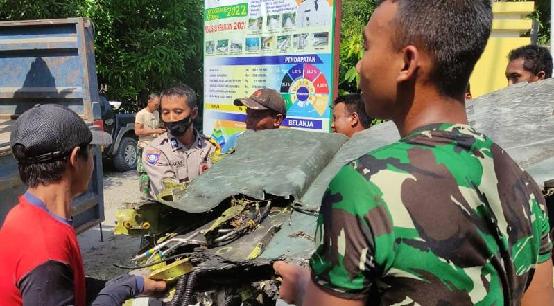  TNI-Polri Berjibaku Evakuasi Bangkai Pesawat T-50i Golden Eagle di Desa Nginggil Blora