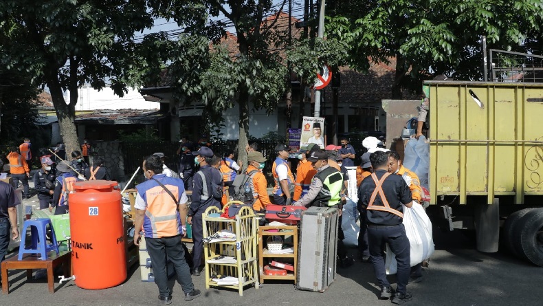KAI Sita 7 Rumah di Jalan Laswi Bandung, Penghuni Dipaksa Angkut Barang 