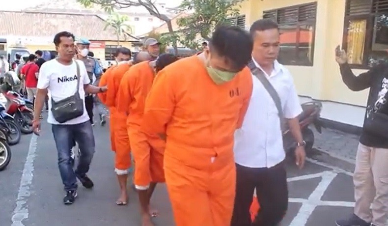 title Pecatan TNI Terlibat Perampokan Brankas di Buleleng, Kaki Ditembak saat Berusaha Kabur Pecatan TNI Terlibat Perampokan Brankas di Buleleng, Kaki Ditembak saat Berusaha Kabur