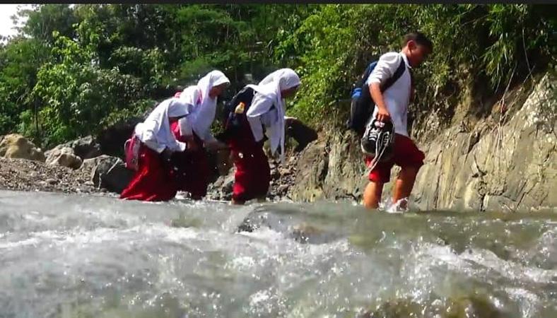 Potret Perjuangan Siswa SD di Banjarnegara Seberangi Derasnya Arus Sungai demi Sekolah
