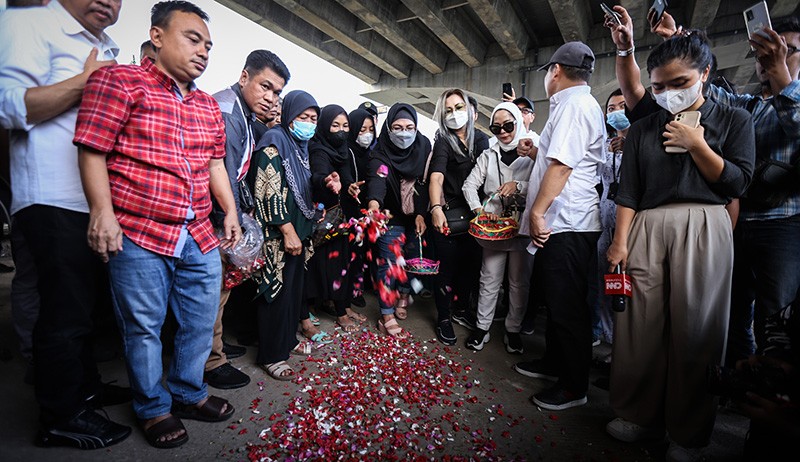 Kerabat Korban dan Warga Tabur Bunga di Lokasi Kecelakaan Maut Jalan Transyogi - Bagian 1