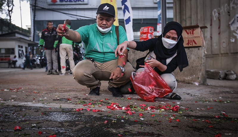 Kerabat Korban dan Warga Tabur Bunga di Lokasi Kecelakaan Maut Jalan Transyogi - Bagian 3