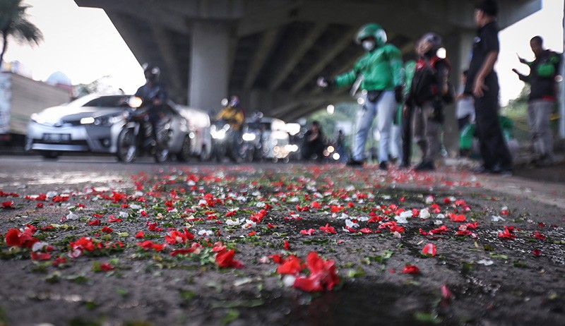 Kerabat Korban dan Warga Tabur Bunga di Lokasi Kecelakaan Maut Jalan Transyogi - Bagian 2