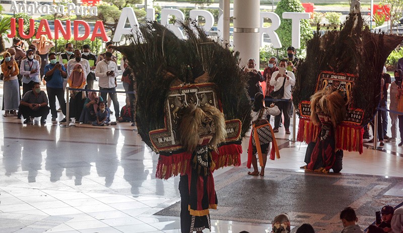 Penampilan Reog Ponorogo Hibur Penumpang Bandara Juanda Surabaya - Bagian 1