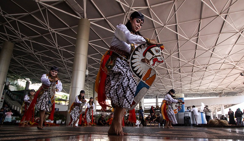 Penampilan Reog Ponorogo Hibur Penumpang Bandara Juanda Surabaya - Bagian 2