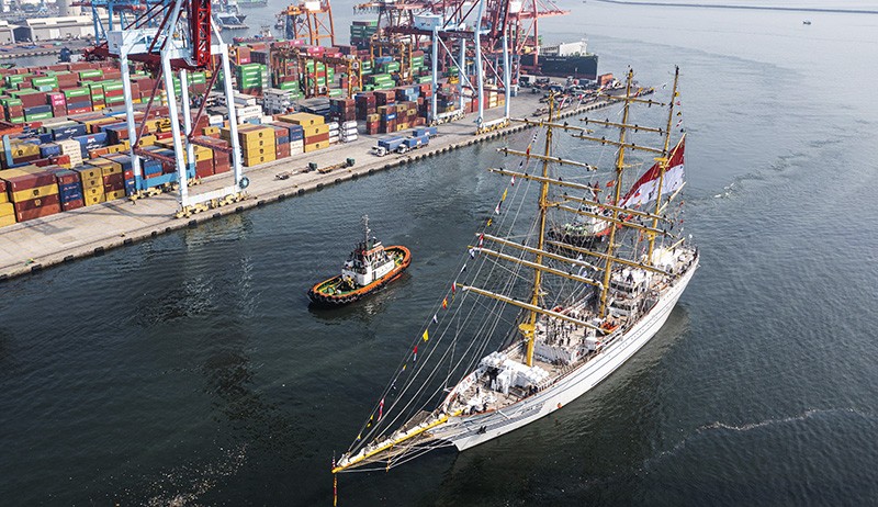 Penampakan dari Udara KRI Bima Suci Bersandar di Mako Kolinlamil - Bagian 2