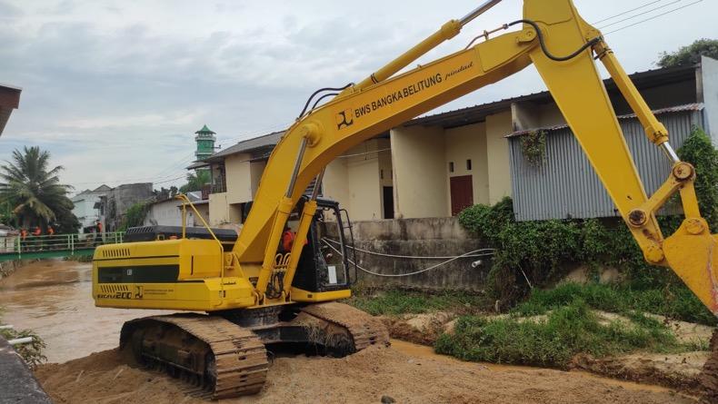 Antisipasi Banjir, BPBD Babel Keruk Sungai Ulu Muntok
