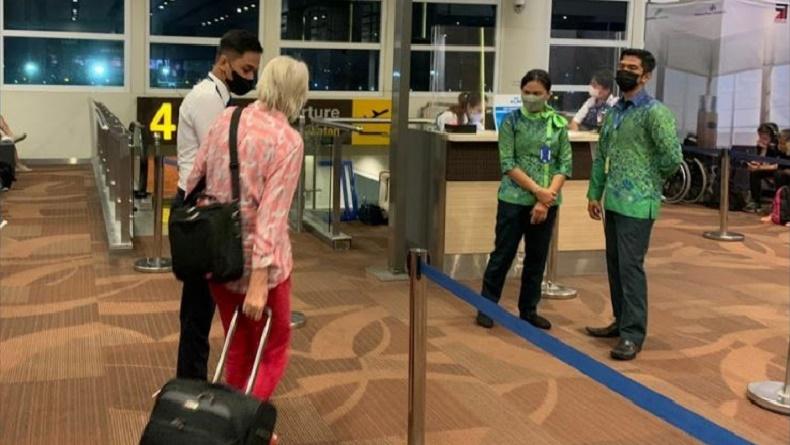 title Langgar Izin Tinggal, Bule Pengusaha yang Sudah 8 Tahun Tinggal di Lombok Dideportasi Langgar Izin Tinggal, Bule Pengusaha yang Sudah 8 Tahun Tinggal di Lombok Dideportasi