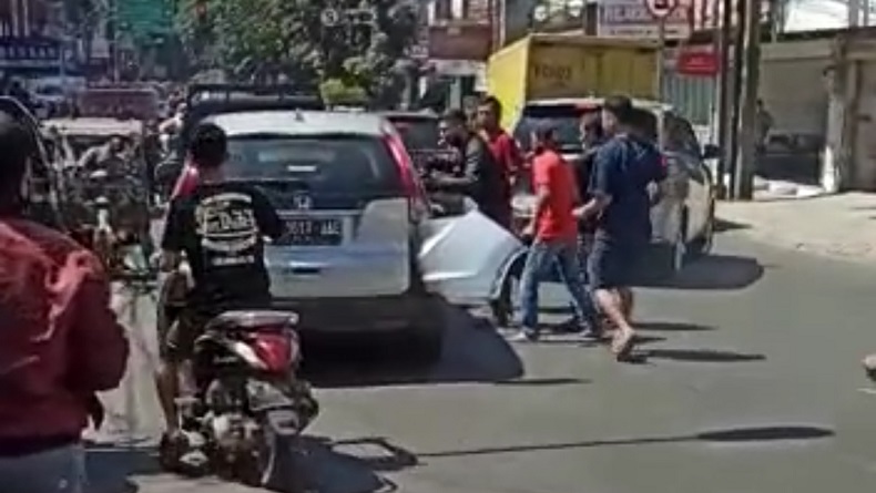 Viral Minibus Tabrak Pengendara Motor Diamuk Massa di Pasirkoja Bandung