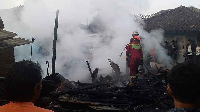 Kebakaran Hanguskan 1 Rumah Warga di Kawasan Padat Banjaran Bandung