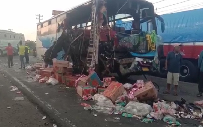 Bus Hancur usai Tabrak Truk di Lintas Sumatra, Sopir Tewas Mengenaskan