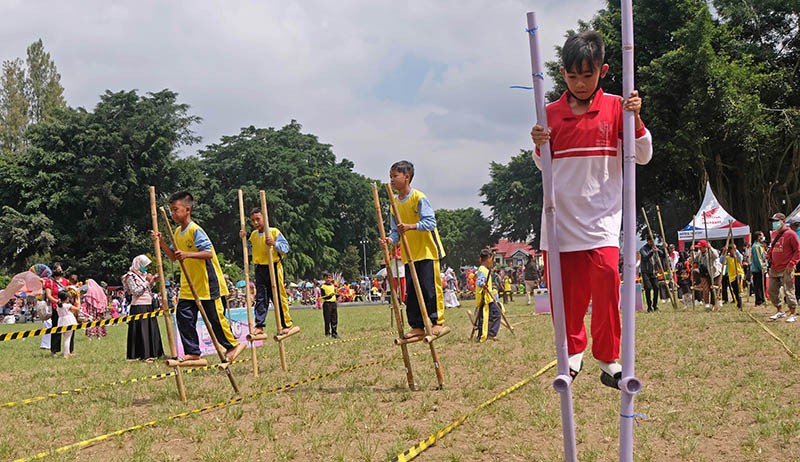 Serunya Ratusan Pelajar Ikuti Perlombaan Permainan Tradisional  - Bagian 2