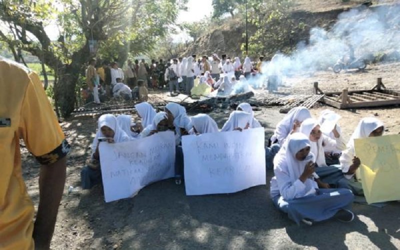 Tukang Segel Sekolah Selama 6 Bulan gegara Gaji Belum Dibayar, Siswa di Bima Blokade Jalan