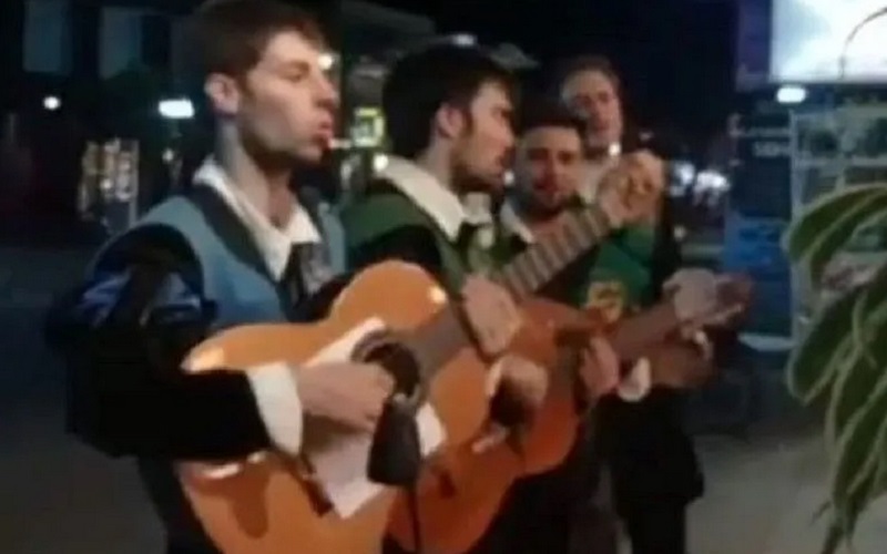 Viral Turis Spanyol Ngamen hingga Diduga Minta Bayaran di Kuta Mandalika, Ini Kata Polisi 