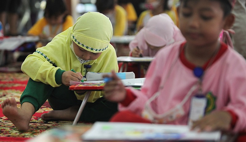 Pendongeng Hibur Anak-Anak di Stasiun Gubeng Surabaya - Bagian 2