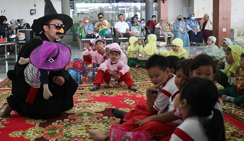 Pendongeng Hibur Anak-Anak di Stasiun Gubeng Surabaya - Bagian 1