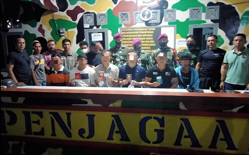 title Marinir TNI AL Tangkap 6 Intelijen Asing, Pos Militer dan Patok Perbatasan Difoto Marinir TNI AL Tangkap 6 Intelijen Asing, Pos Militer dan Patok Perbatasan Difoto