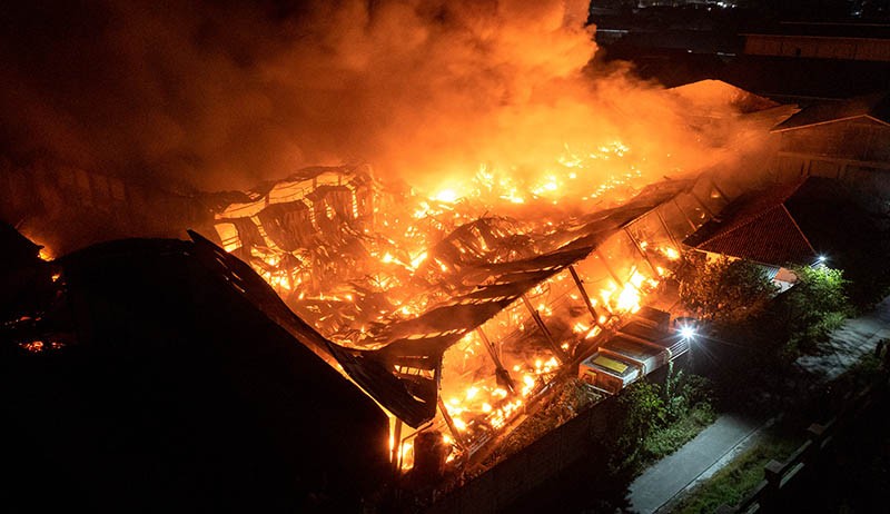title Gedung Sembako di Aceh Besar Terbakar, 9 Mobil Damkar Dikerahkan Gedung Sembako di Aceh Besar Terbakar, 9 Mobil Damkar Dikerahkan