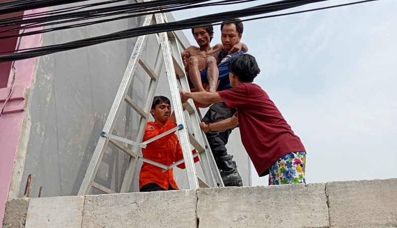 Pria di Tangerang Nyaris Tewas Tersengat Listrik saat Perbaiki Genteng Rumah