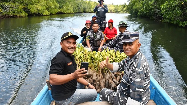 Sambut Hari Mangrove Sedunia, Lantamal VIII Tanam 2.000 Bibit