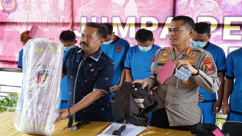 Polda Jabar Gulung Komplotan Pencuri Ratusan Roll Kain Woven di Kopo Bandung