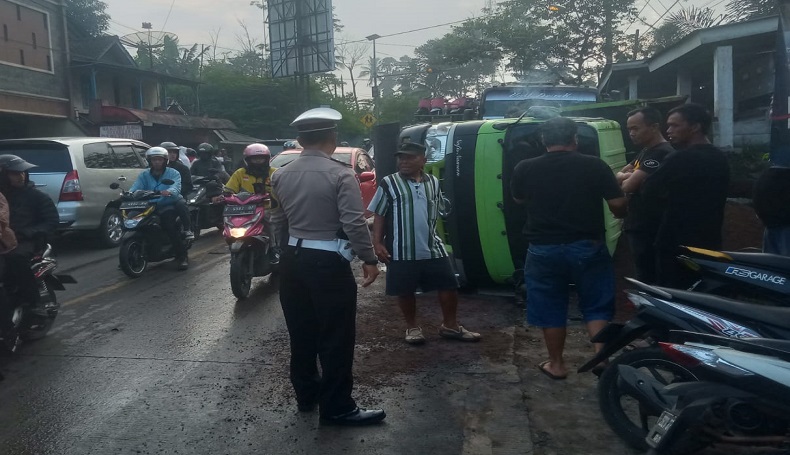 Truk Pasir Tabrakan lalu Timpa Rumah di Jalan Raya Cianjur-Sukabumi, Warga Panik