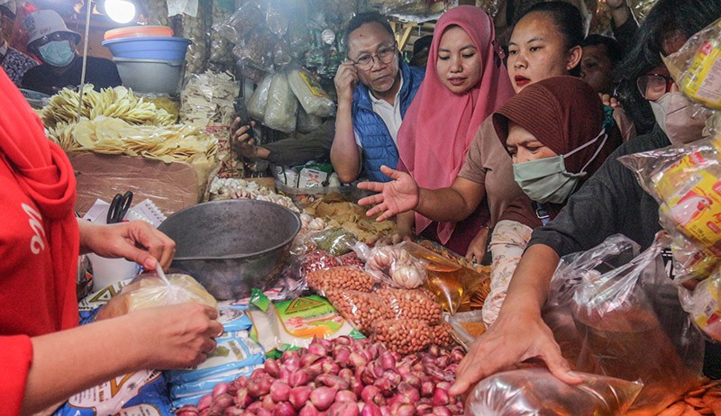 Mendag Zulkifli Hasan Cek Harga Kebutuhan Pokok yang Berangsur Normal di Pasar Cibinong - Bagian 3