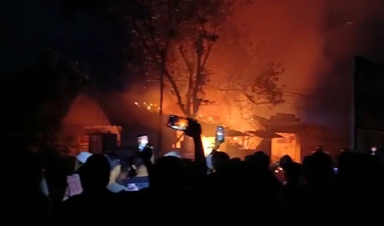 title Bensin Tumpah Disambar Api, Rumah dan Toko Warga Lombok Timur Hangus Terbakar Bensin Tumpah Disambar Api, Rumah dan Toko Warga Lombok Timur Hangus Terbakar