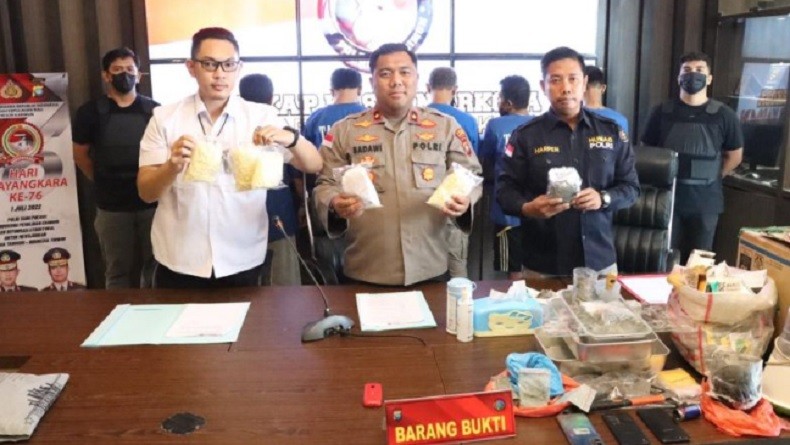 Polisi Bongkar Industri Rumahan Pembuatan Obat Terlarang di Karimun, 3 Orang Ditangkap