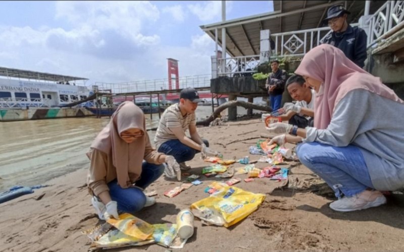 Aktivis Lingkungan Bersihkan Sampah di Sungai Musi Palembang 