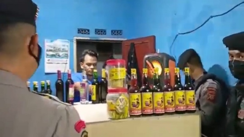Polisi Razia Penjual Miras Berkedok Warung Jamu di Purwakarta, Ini Hasilnya