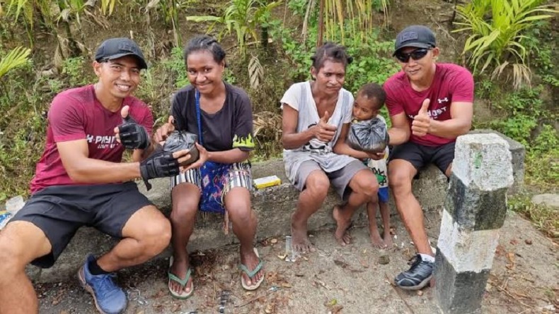 Peduli Sosial, Satgas Yonif 126/KC Bagikan Sembako kepada Masyakarat di Keerom