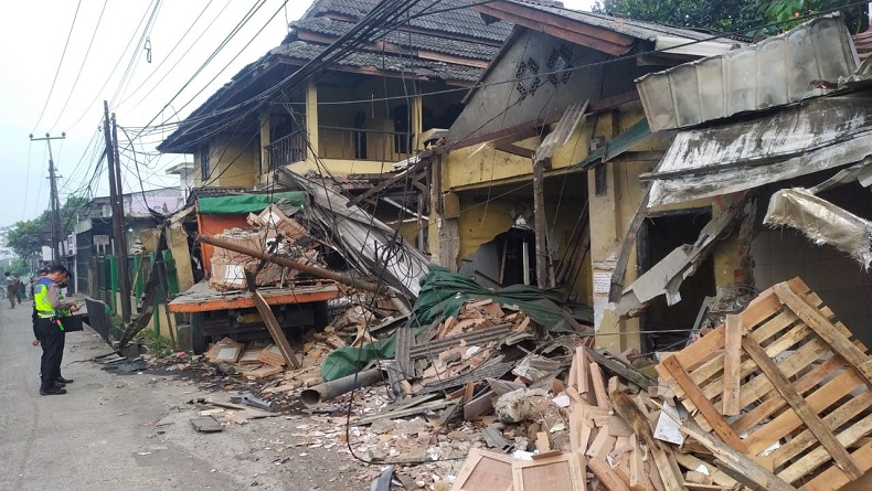 Truk Tronton Muatan Keramik Tabrak 2 Rumah di Cicurug Sukabumi, Sopir Luka Parah