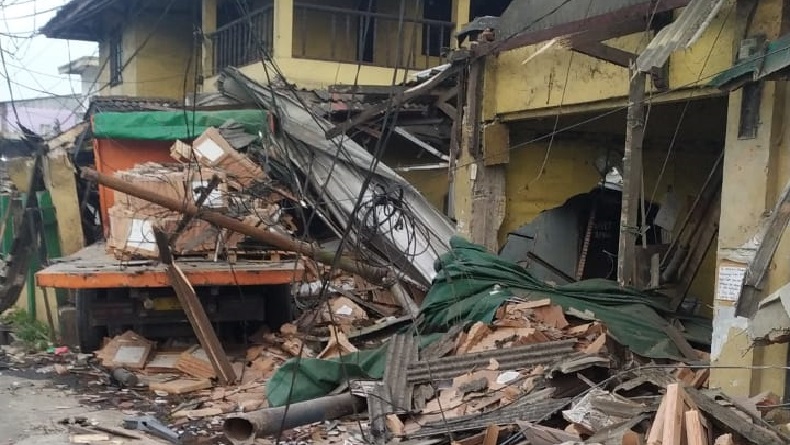 Ini Dugaan Penyebab Truk Tronton Muatan Keramik Tabrak 2 Rumah di Cicurug Sukabumi