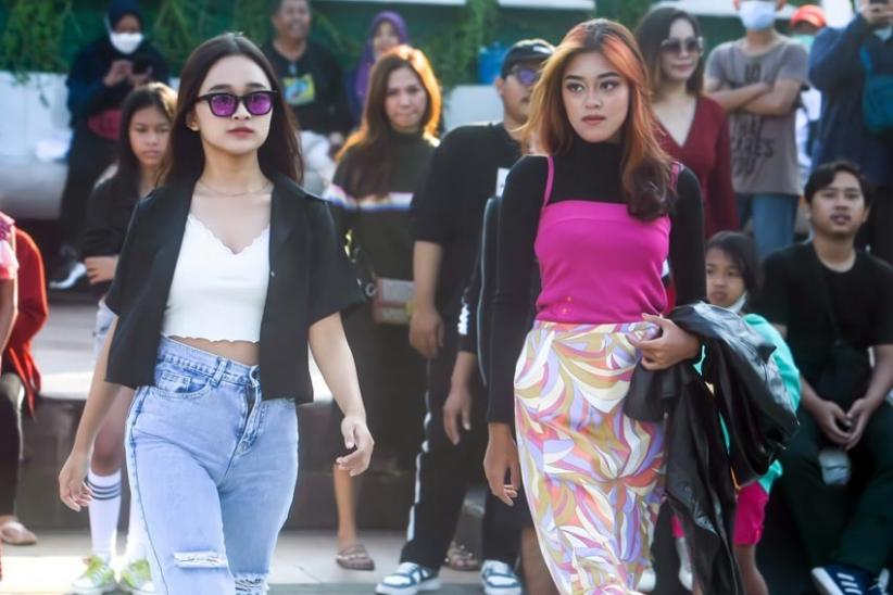 Demam Citayam, Ini Potret Aksi Remaja Semarang di Simpang Lima Fashion Week - Bagian 6