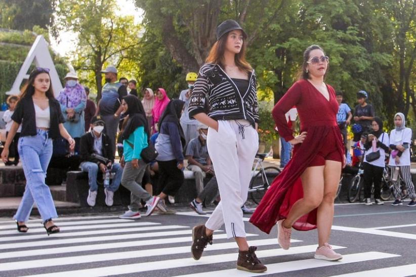Demam Citayam, Ini Potret Aksi Remaja Semarang di Simpang Lima Fashion Week - Bagian 3