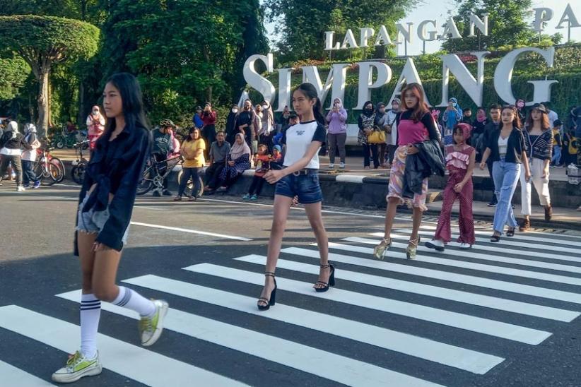 Demam Citayam, Ini Potret Aksi Remaja Semarang di Simpang Lima Fashion Week - Bagian 2