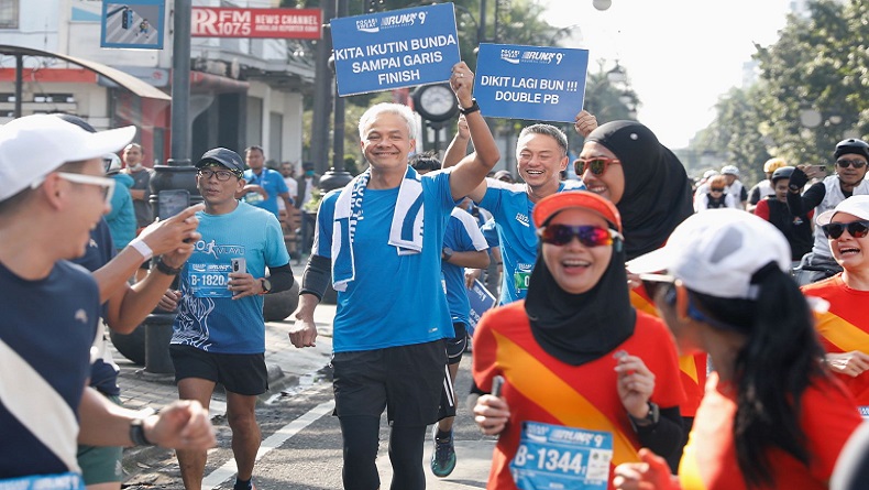 Momen Romantis Ganjar Pranowo dan Istri Ikut Lomba Maraton di Bandung