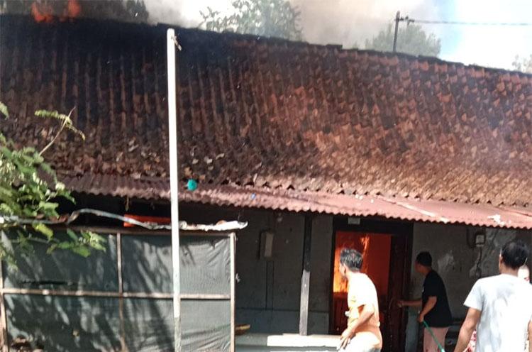 Dramatis, Evakuasi Korban Kebakaran Pingsan di Tengah Kobaran Api  