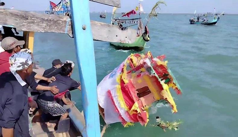 Nelayan Patimban Subang Gelar Ruat Laut, Kepala Kerbau dan Sesaji Dilarung