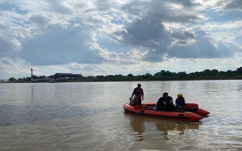 Kapal Ponton Oleng di Sungai Batanghari Jambi, 4 Truk Angkut Sawit Tenggelam, 1 Sopir Hilang