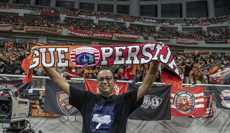 Gaya Anies Baswedan Pakai Syal Gue Persija bersama Ribuan Jakmania di Stadion JIS - Bagian 1