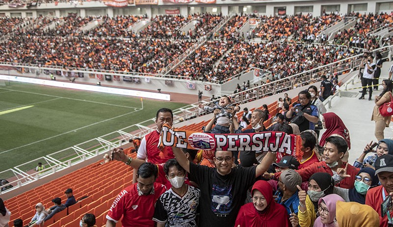 Gaya Anies Baswedan Pakai Syal Gue Persija bersama Ribuan Jakmania di Stadion JIS - Bagian 2
