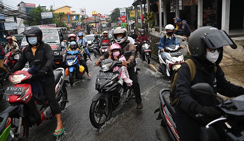 Banjir Perempatan Mampang Depok Belum Surut, Jalan Raya Sawangan Macet Parah - Bagian 2