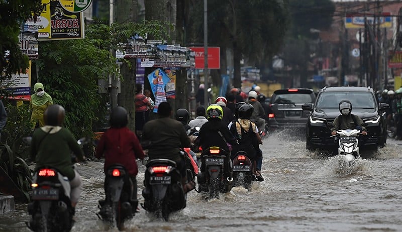 Banjir Perempatan Mampang Depok Belum Surut, Jalan Raya Sawangan Macet Parah - Bagian 3