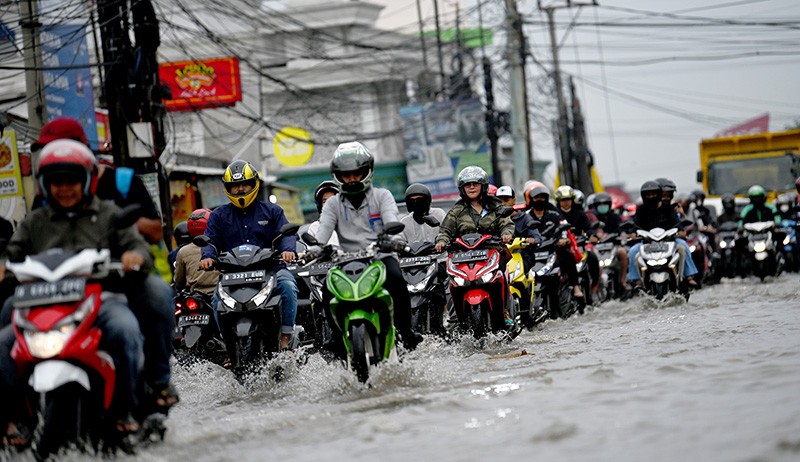 Banjir Perempatan Mampang Depok Belum Surut, Jalan Raya Sawangan Macet Parah - Bagian 1