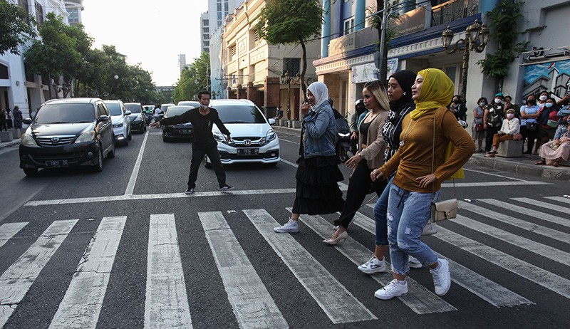 Ketularan Anak Citayam, Muda-mudi Surabaya Adu Fashion di Zebra Cross Tunjungan - Bagian 1